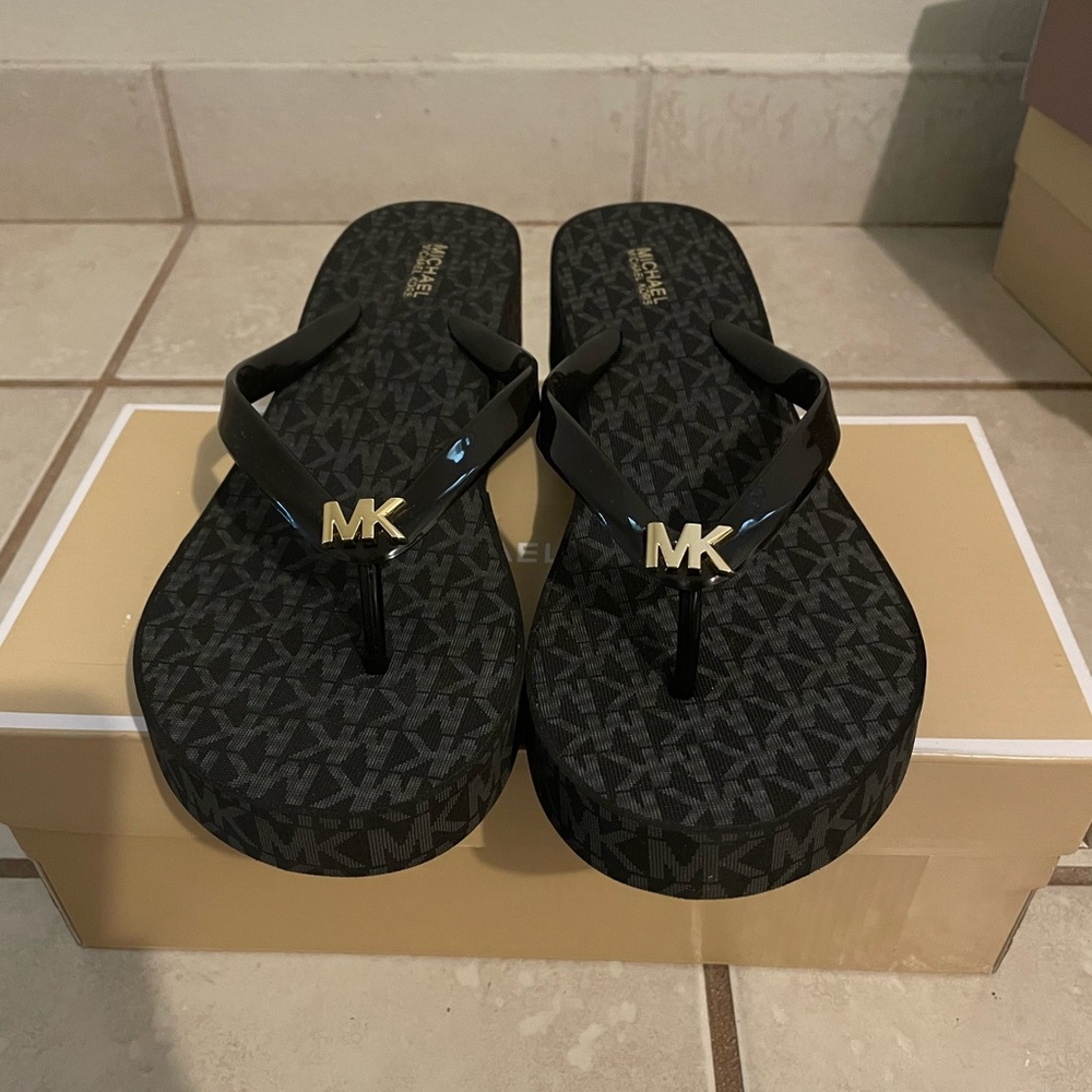 michael kors flip flops